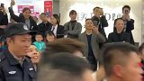 是哪位一群人围着？