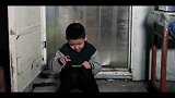 大冷天老公声称跑业务，儿子心生怀疑一路跟踪