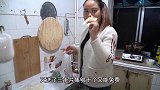 燕子做烤猪头肉卷馍，1斤猪头肉配着大蒜，大口吃肉就是香