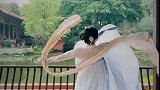 古装姑娘翩然起舞，身着汉服让人迷醉，中国风的柔美便是如此