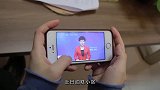 老公的私房钱被小偷找到，老婆暗自高兴，还装神弄鬼吓小偷