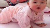 宝宝睡醒了不哭不闹，自己玩，真是乖的让妈妈心疼！
