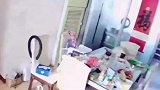 哺乳期妈妈沉着冷静，面对陌生人敲门