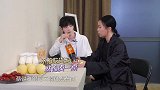 肖战一边吃薯片，一边听那英套路蔡雅健，呆萌呆萌超级可爱