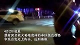 深夜市民走上街头，为木里县森林大火中牺牲的30位救火英雄送行
