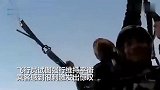 降落伞半空忽然断裂 飞行员用生命保护游客自己不幸遇难