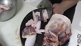 东北传统炖菜，小鸡炖蘑菇的家常做法，蘑菇比肉还好吃，老齐美食