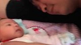 有了女儿之后，老公满脸宠溺的看着小情人，真是爸爸贴心小棉袄