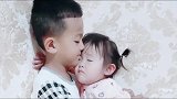 妹妹一听哥哥明天要上学就脸色大变，紧紧抱着哥哥不撒手