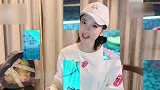 唐艺昕公开晒孕期泳照，身材纤细仍似少女