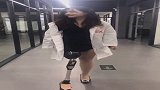 美女小姐姐自信的笑容真漂亮，网友：少条腿也依然自信，真棒