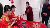 东北农村小伙结婚，新郎大喜的日子还不忘母亲，真孝顺！
