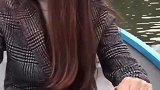 来日本旅游，穿着裙子的导游姑娘自告奋勇要划船，结果尴尬了！