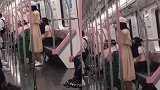女生地铁上打太极 疑因要交网课作业
