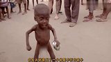 当年“讨水”喝的非洲小男孩,如今过得怎样看完让人心疼
