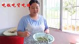 好好吃饭了，胖妹自制油炸大饺子配辣椒水