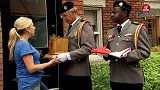 女子让路人帮忙送回家，到家时愣了，路人表情表示无语！