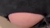 美女参加同学聚会，裤子破了露出肉，竟然一点没感觉！