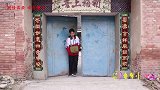 甜甜和来福考试成绩优异，妈妈给他们烤香肠吃，烤香肠太香了
