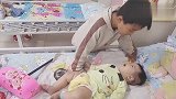 哥哥整天拿宝宝当玩具，到底对弟弟做了啥妈妈看到却笑起来了