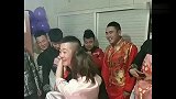 伴郎力气太大，伴娘死死的抱着伴郎，网友：心疼伴娘！