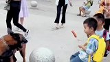 护学岗上的警犬竟然眼馋小朋友手中的烤肠