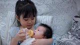 懂事的姐姐喂二宝喝水，这画面好温馨，也太可爱了吧