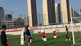 张鹭禁赛期卖力训练   深足训练场卡通人墙抢眼