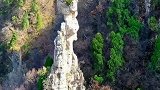大山里发现一神奇的石头，无人机飞过去看到惊人的一幕！