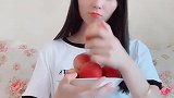 想骗我桃子吃，我信你个鬼，你这个糟老头子坏得很！