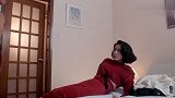 女孩欠债无力偿还，男子直接对她动手，场面瞬间复杂了！