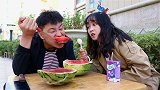 自助西瓜一元一勺，小伙第一天被坑，第二天拿个大勺来吃