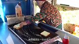 82岁老太摆摊卖小吃，动作利索毫不停歇，食客都冲她这活力来买
