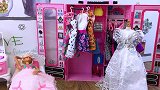 芭比娃娃玩具，芭比装扮自己换上漂亮的婚纱