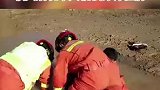 流沙中勇救男孩的他，是边防军人