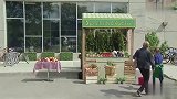 店铺牌子上有垃圾，路人帮忙打扫