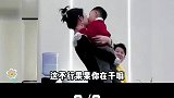 萌娃上秒伸手向爸爸要抱抱，下秒盯着漂亮姐姐看到入迷，爸爸惊呆
