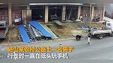【安徽】危险！安徽一男子走路低头玩手机撞上路边铁皮 头破血流