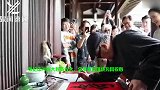 张纪中70岁大寿阵仗大，众多美女环绕为其祝寿