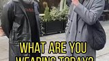博主街头随机采访路人穿搭，结果反被小秀了一把