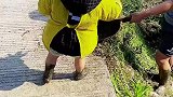 孩子回村后下塘抓鱼，被妈妈发现后试图喊妈妈唤醒母爱