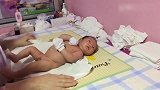 来看看韩国保姆如何帮满月宝宝洗澡，宝宝全程享受一声不吭