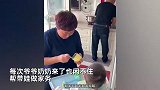 爷爷奶奶从老家“搬家”式看孙子，自费买冰柜装特产-满眼是爱