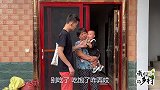 女婿回娘家看岳父，大包小兜拿一车礼，岳父高兴的拉着女婿不撒手
