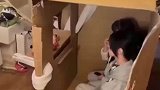 俩孩子在家用纸箱建房子，被爸爸发现后立马关门