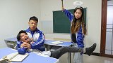 学渣引起全校师生的注意，地震演练后，为什么学霸要绑他的鞋带？