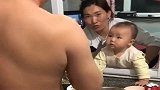 被爸爸凶后不服气，熊孩子接下来这气势厉害了，看完忍住不许笑！