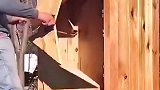 小哥脑洞大开，爆改柜门，一个破木门玩出新花样！