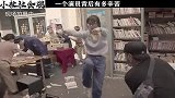 拍摄现场，棍子直接打在女演员腿上