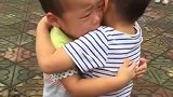 幼儿园开学的趣事，这两宝宝因为不在同一班，见面抱头痛哭！